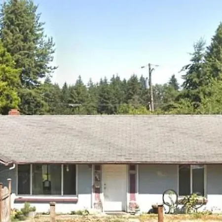 Dog Friendly Cozy Remodeled Shoreline Rambler